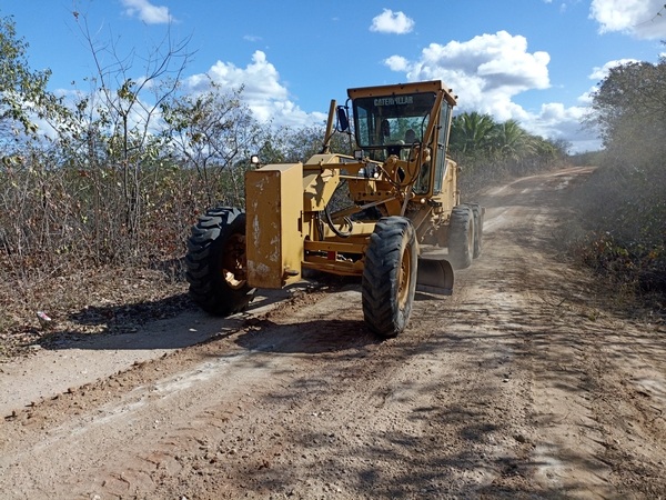 Prefeitura intensifica recuperação de estradas vicinais e garante mais mobilidade para quem vive no campo