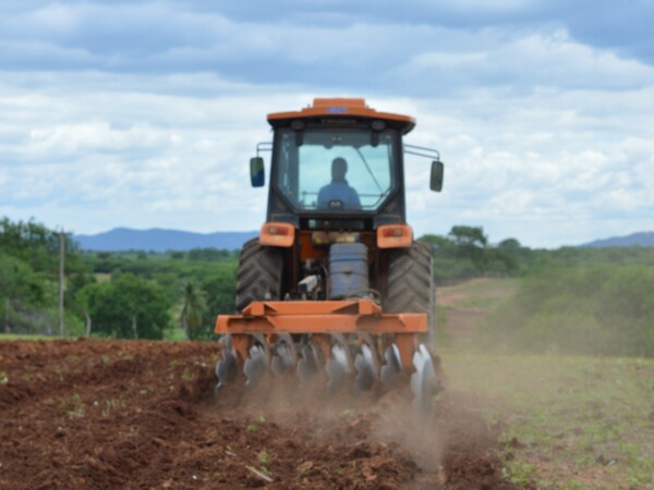 Com cronograma definido, Prefeitura de Bom Jesus contrata mais um trator para agilizar o corte de terra