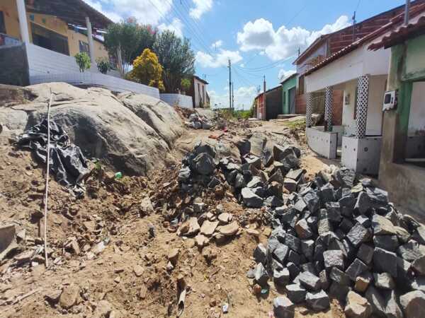 Prefeitura de Bom Jesus inicia retirada de pedreira em rua no Distrito São José; próximo passo será a pavimentação